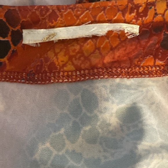 Featuring an orange material with a ombre Payton print design and long sleeve L - Picture 12 of 13